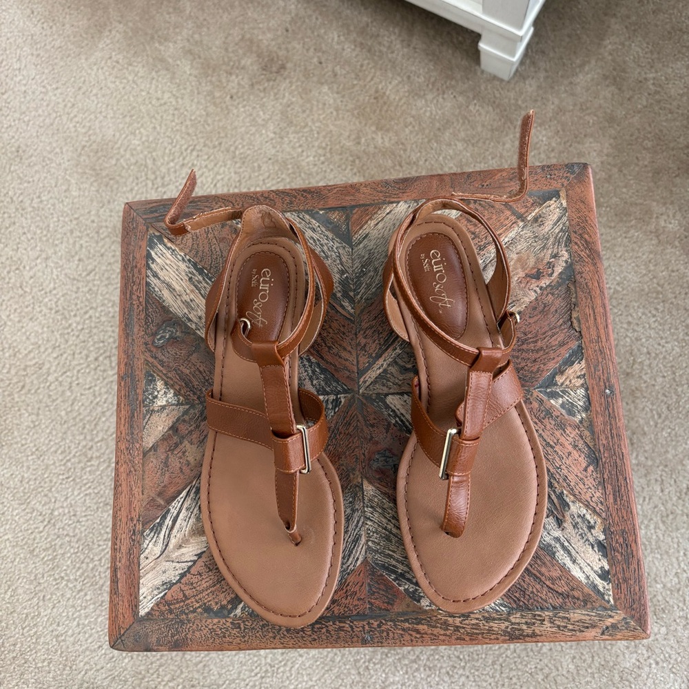 Eurosoft by Sofft  Women's Brown Strappy, Flat Thong Sandal Size 7 Medium